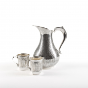 Кувшин с двумя стаканами