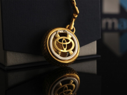 Серебряный брелок Toyota с инициалами