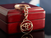 Золотой брелок "Toyota"