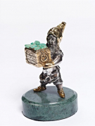 Серебреная Статуэтка Гномик с ларцом